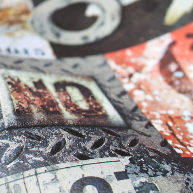 Papel Pintado Números y letras grabados en metal - SIGTUNA  | MURAKE - 11521