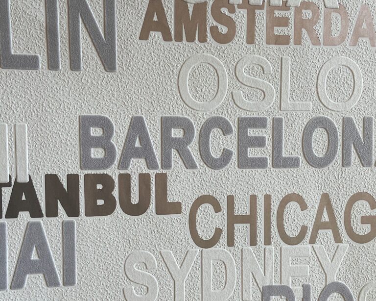 Papel pintado vinílico con relieve y acabado metalizado
